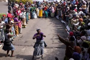 <strong style="margin-right:4px;">Â© AFP/Archives Amos Gumulira.</strong>  					Des partisans de l'UDF chantent et dansent Ã  Blantyre