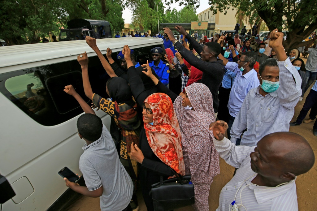 Le procès de l'ex-président soudanais Omar el-Béchir et 27 autres personnes accusées d'avoir pris le pouvoir par un coup d'Etat en 1989 s'est ouvert mardi à Khartoum, a constaté un journaliste de l'AFP.