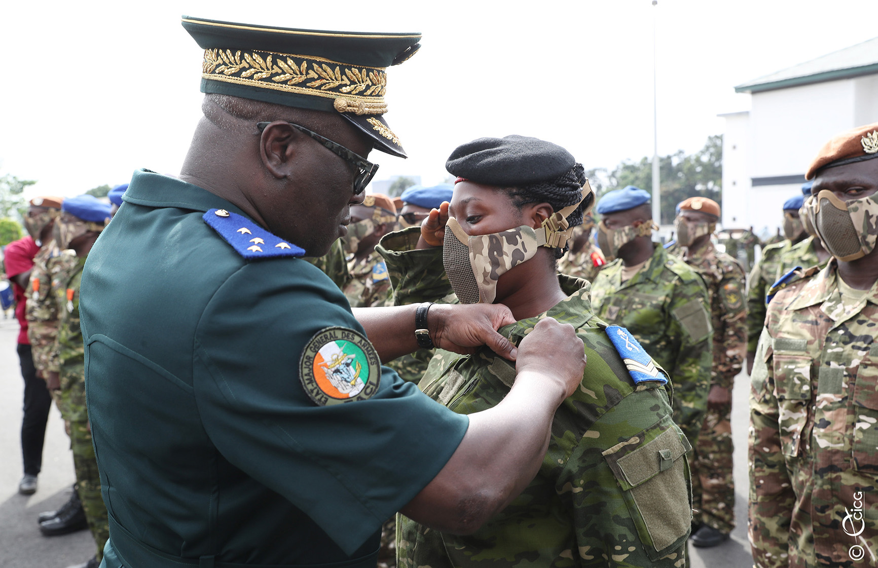 Les 49 soldats et les casques bleus ivoiriens rentrés du Mali décorés par  leur haute hiérarchie
