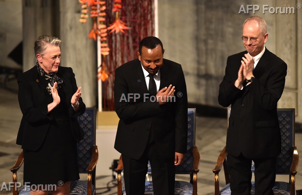 Abiy Ahmed reçoit le prix Nobel de la paix des mains de la présidente du comité norvégien du prix Nobel de la paix, Berit Reiss-Andersen (g) et de son Vice-président Henrik Syse, à Oslo le 10 décembre 2019.