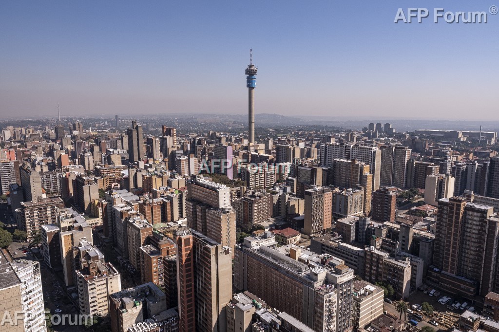 La vue sur la ville de Johannesburg depuis le 54e étage du Ponte, un gratte-ciel cylindrique, le 19 avril 2023 en Afrique du Sud.