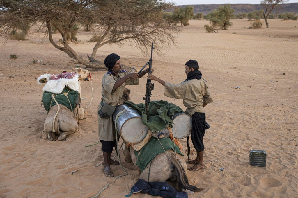 Des membres de l'unité de la Garde nationale méhariste préparent leurs armes pour partir en patrouille à la périphérie de Oualata, le 7 avril 2025 en Mauritanie.