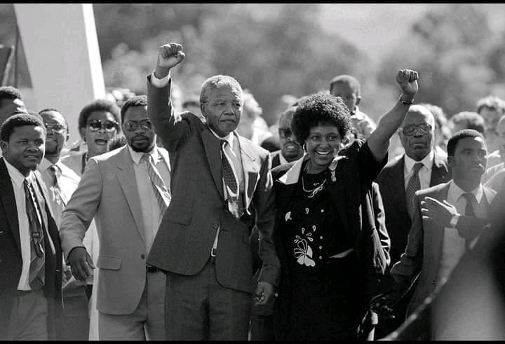 Winnie et Nelson Mandela points levés