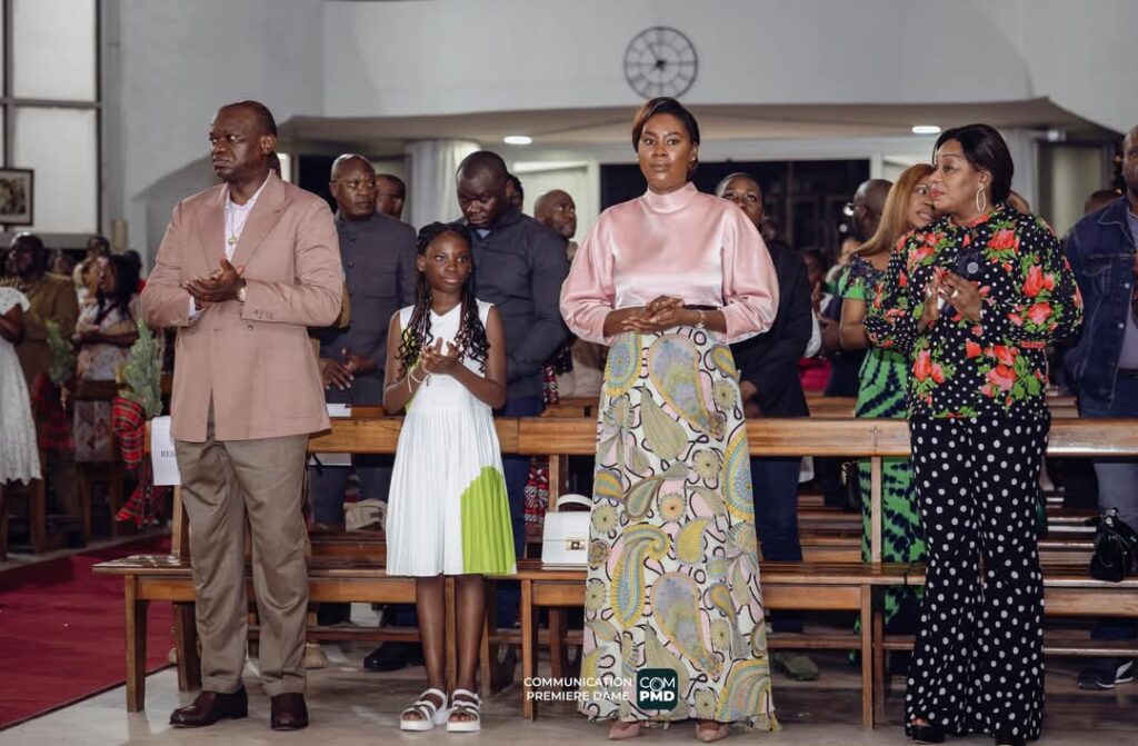 Zita Oligui Ngema, à la messe avec sa famille