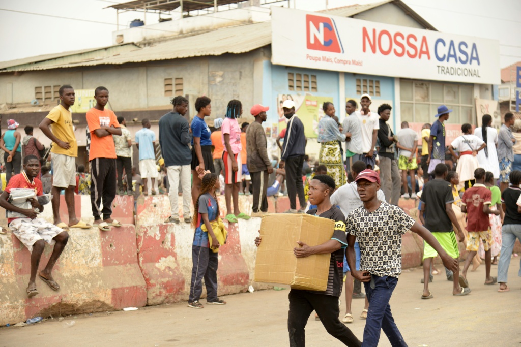 Pillages de magasins dans le district de Kalemba 2 à Luanda