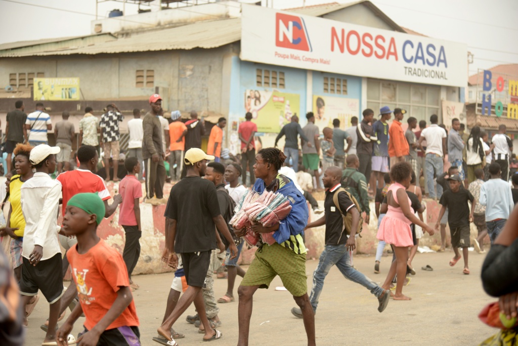 Pillages de magasins dans le district de Kalemba 2 à Luanda