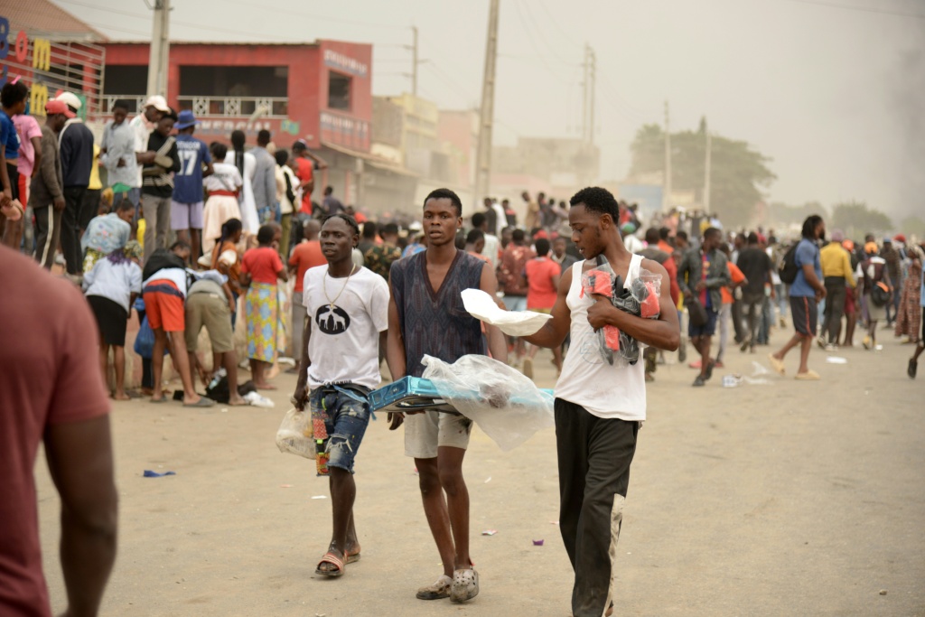 Des habitants de Luanda