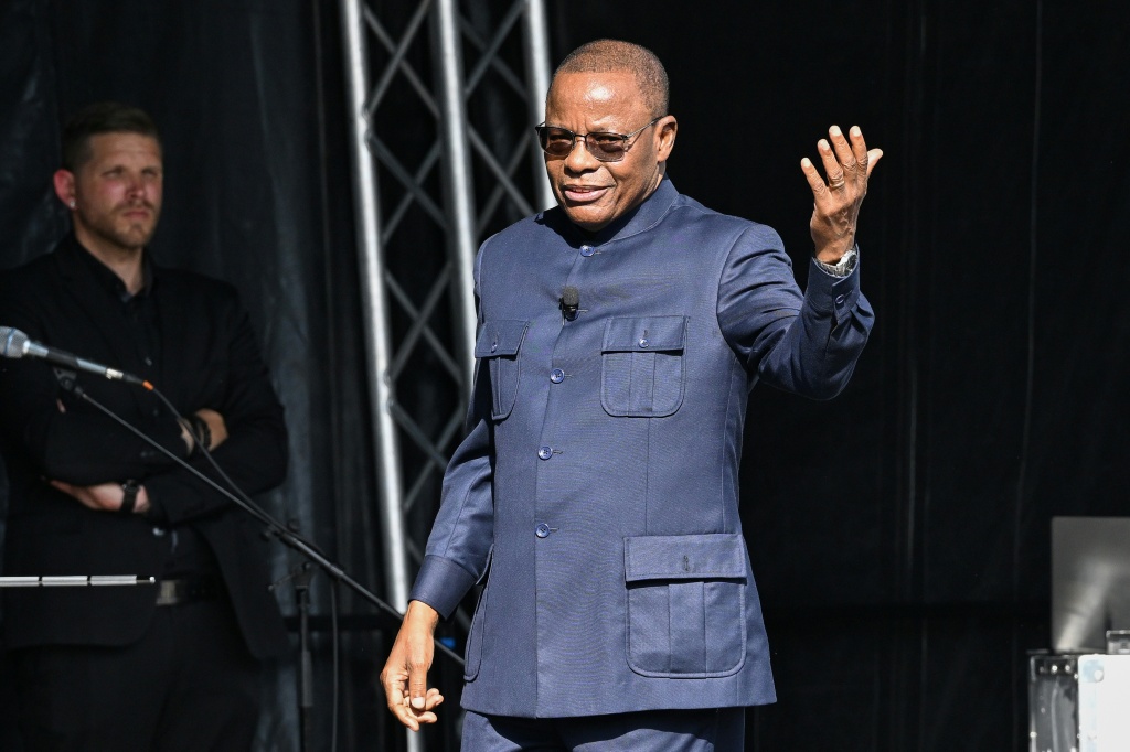 Maurice Kamto en meeting place de la République à Paris, le 31 mai 2025.