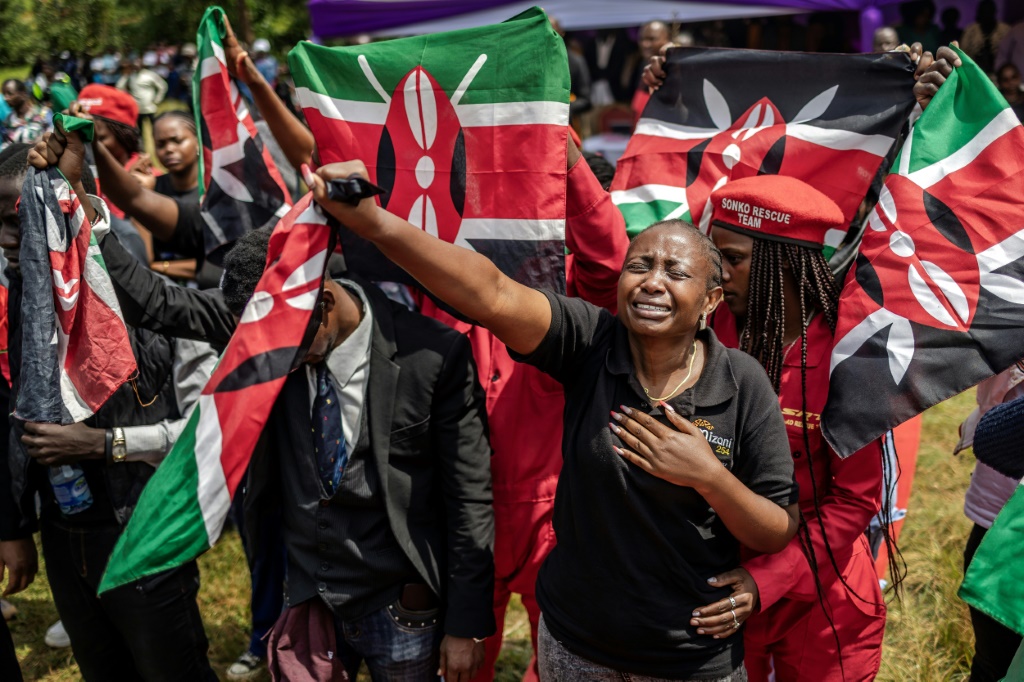 Des personnes assistent aux funérailles de Boniface Kariuki
