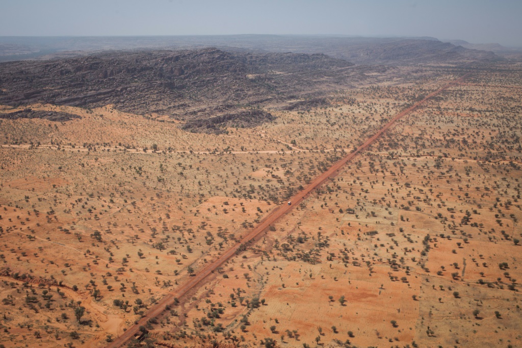 Vue aérienne de la Route nationale 16 (RN16), entre Sévaré et Gao, le 5 novembre 2021 au Mali.