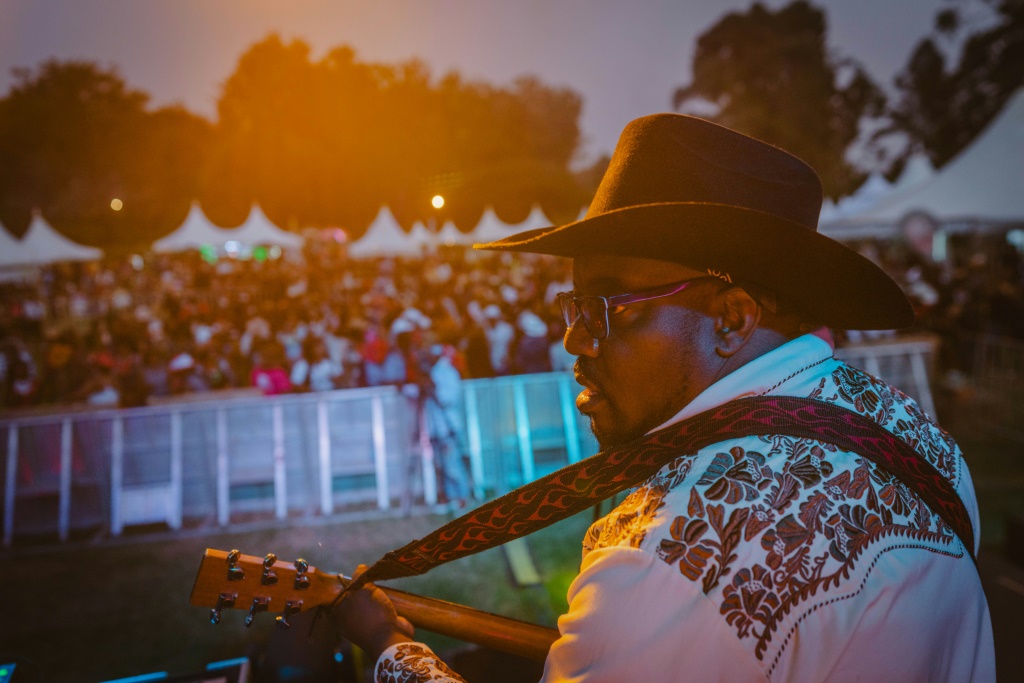 Le chanteur kényan de country Sir Elvis