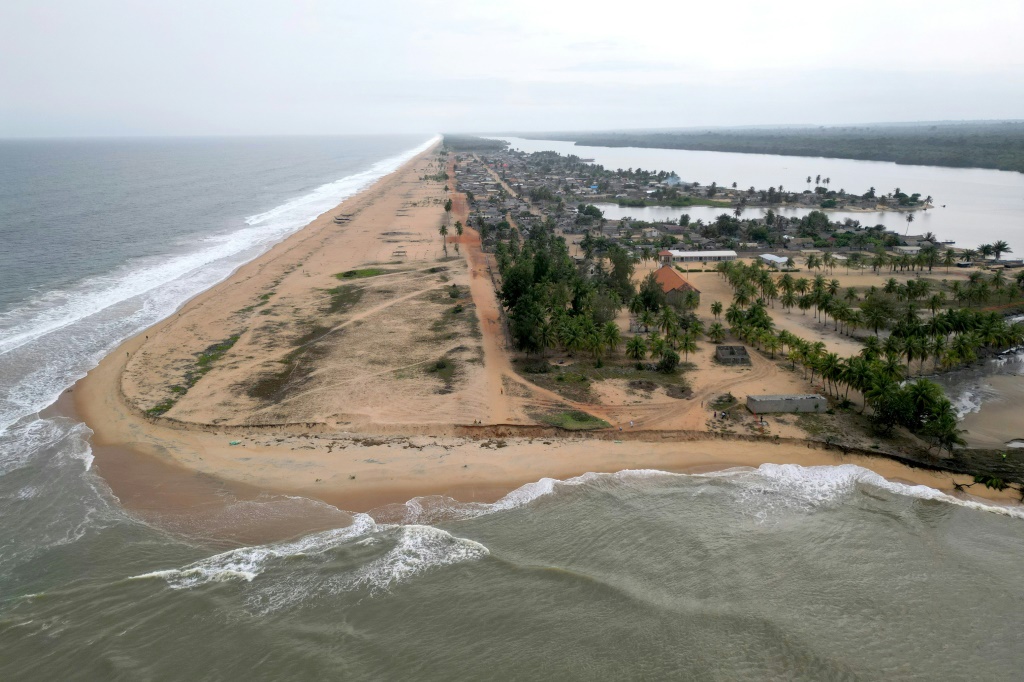 Vue aérienne montrant l'érosion au village de Lahou-Kpanda, situé à 140 km d'Abidjan (Côte d'Ivoire)