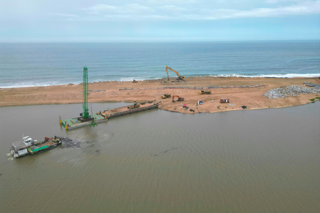 Vue aérienne montrant les travaux de construction d'une nouvelle embouchure, à Lahou-Kpanda