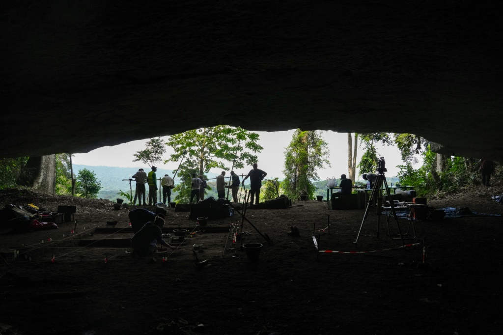 Des archéologues fouillent la grotte de Youmbidi à Lastourville (Gabon) le 27 juin 2025.