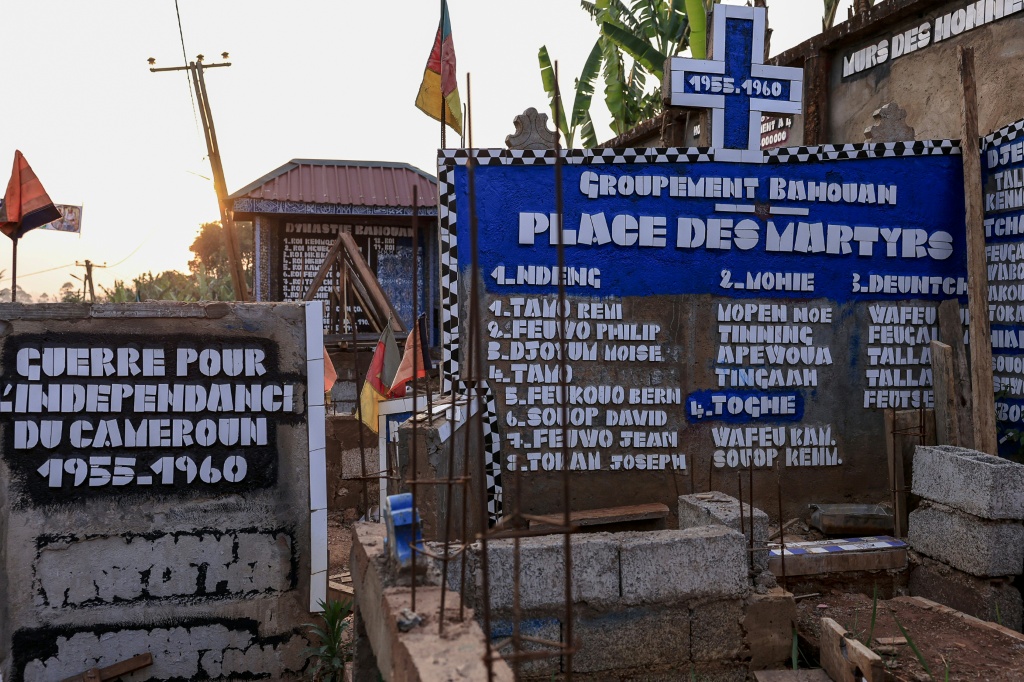 Le "mur des martyrs" du village de Bahouan, au Cameroun, rendant hommage aux victimes de la "Guerre pour l'indépendance du Cameroun", le 25 janvier 2025.