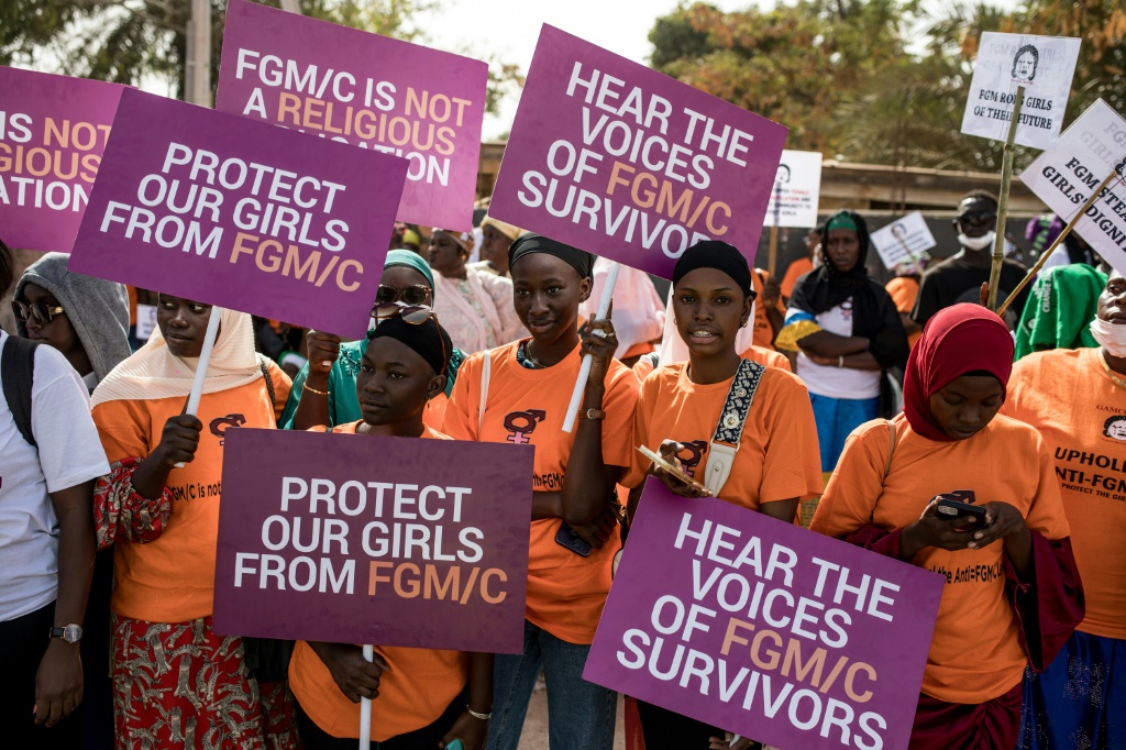 Des manifestants opposés aux mutilations génitales féminines devant l'Assemblée Nationale à Banjul, le 18 mars 2024.