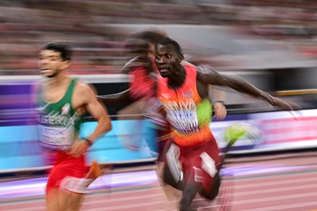 Le Kényan Emmanuel Wanyonyi (d), sacré sur 800m aux Mondiaux de Tokyo, le 20 septembre 2025.