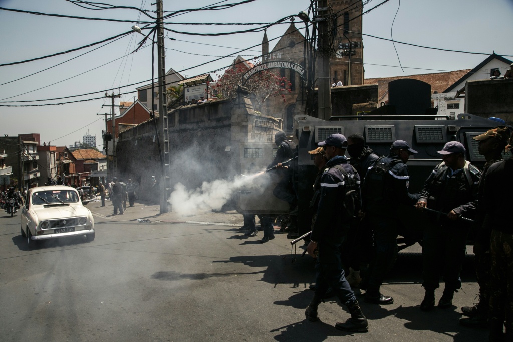 Tirs de gaz lacrymogène sur des manifestants excédés par les coupures d'eau et d'électricité à Antananarivo le 25 septembre 2025.