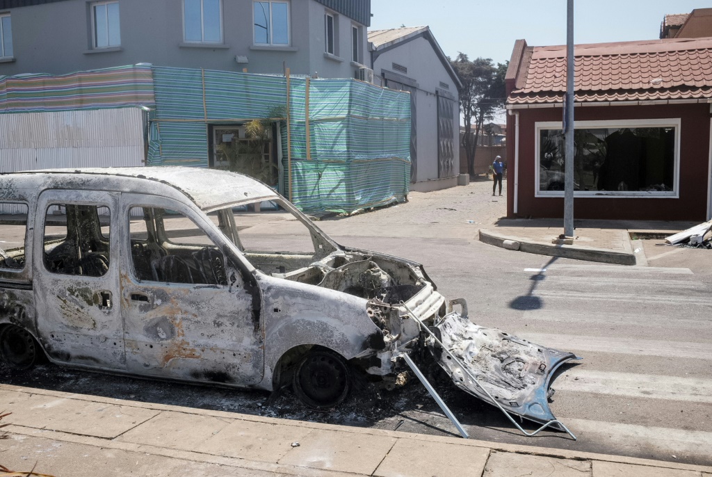 Une voiture brûlée au lendemain d'une manifestation contre les coupures répétées d'eau et d'électricité à Antananarivo, le 26 septembre 2025 à Madagascar.