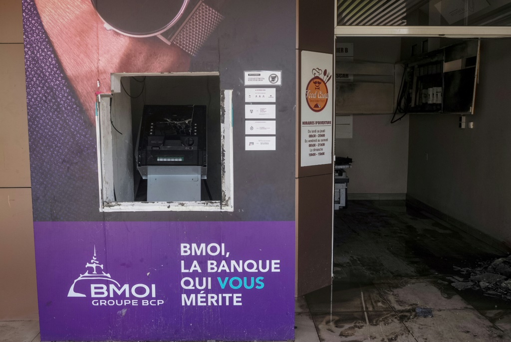 Un distributeur automatique de billets saccagé au lendemain d'une manifestation contre les coupures répétées d'eau et d'électricité à Antananarivo, le 26 septembre 2025 à Madagascar.