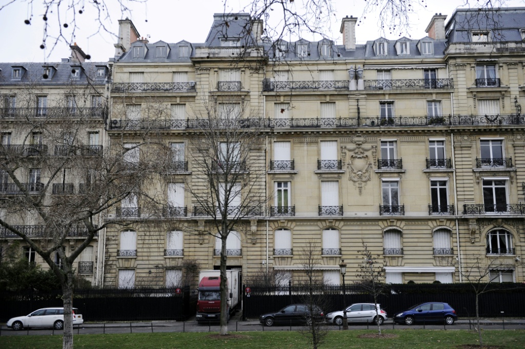 Un camion à l'entrée de l'immeuble de Teodorin, perquisitionné par la Police dans le cadre d'une enquête pour corruption, le 14 février 2012, avenue Foch à Paris.