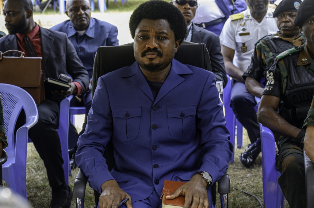 Constant Mutamba, alors ministre de la Justice de la République démocratique du Congo (RDC) assiste au verdict du procès de membres présumés du groupe armé M23 à Kinshasa, le 8 août 2024.
