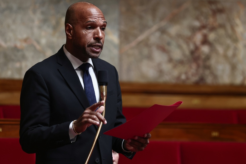 Olivier Serra, député français et, depuis peu, citoyen du Bénin, pays d'Afrique de l'ouest, ancienne plaque tournante du commerce d'esclaves et dont une partie de ses ancêtres sont originaires, le 21 mai 2025 à Paris à l'Assemblée nationale.