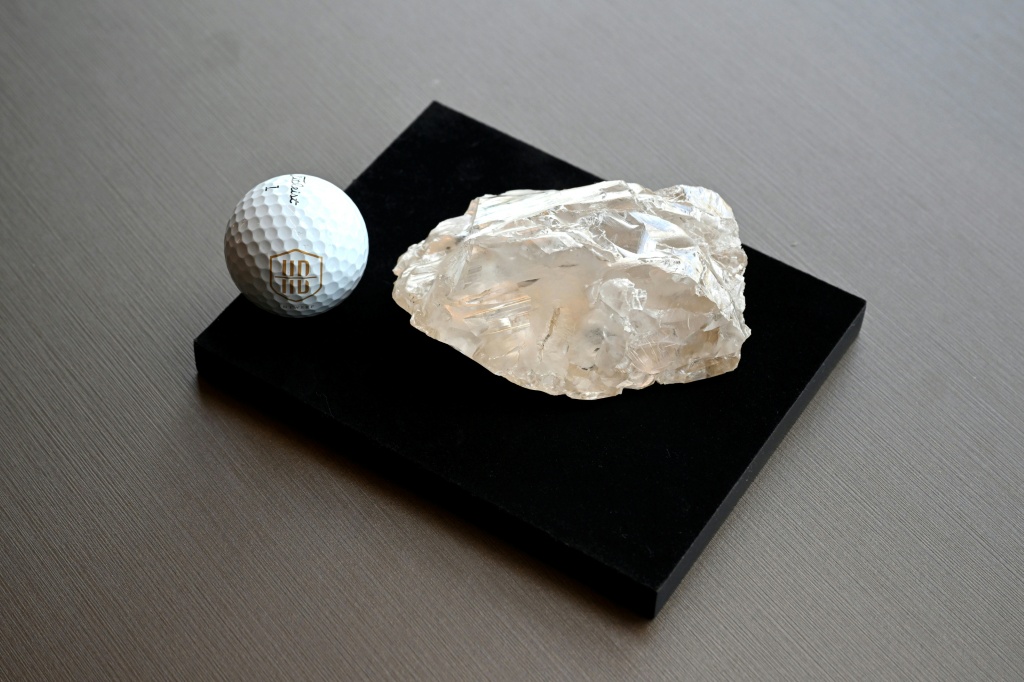 Une balle de golf à côté du Motswedi, deuxième plus gros diamant au monde avec 2.488 carats, au siège de l'entreprise HB Antwerp à Anvers en Belgique, le 22 septembre 2025.