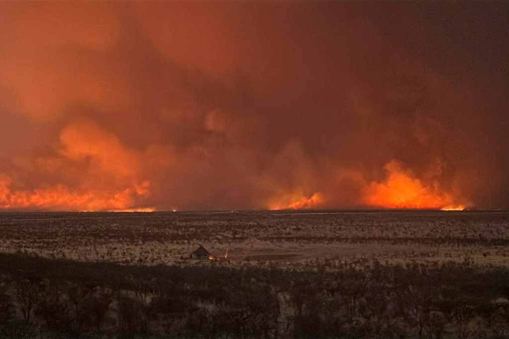 Cette photo prise le 28 septembre 2025 et publiée le 29 septembre 2025 par Namstrong montre un incendie dans le Parc national d'Etosha en Namibie.