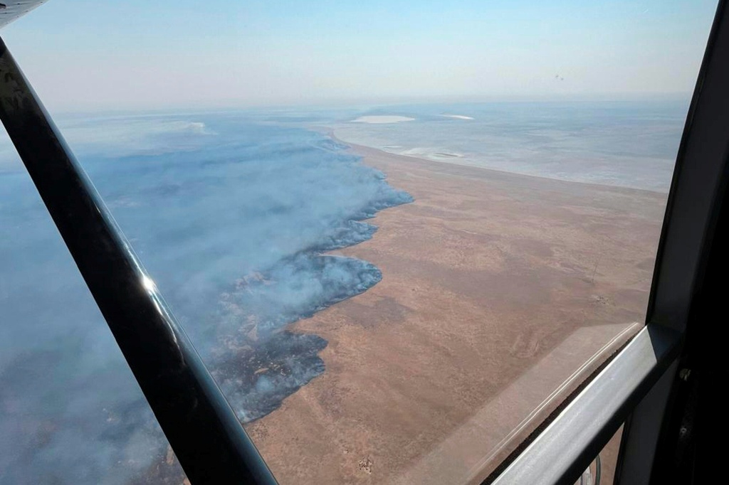 Cette photographie prise le 28 septembre 2025 et publiée le 29 septembre 2025 par Namstrong montre une vue aérienne des dégâts causés par un incendie dans le Parc national d'Etosha en Namibie.