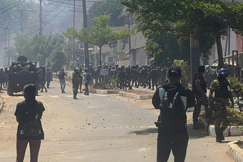 Les forces de l'ordre face aux manifestants revenus dans la rue dans plusieurs grandes villes de Madagascar dont Antananarivo, la capitale, le 29 septembre 2025.
