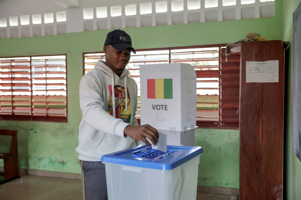 Un électeur vote sur le projet de nouvelle Constitution lors d'un référendum à Conakry le 21 septembre 2025.
