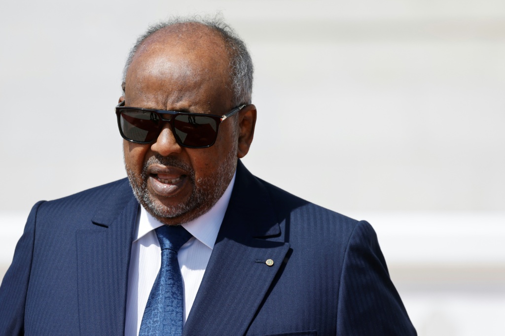 Le Président djiboutien Ismaïl Omar Guelleh à son arrivée au Palais présidentiel de Djibouti pour une rencontre avec son homologue français, le 21 décembre 2024.
