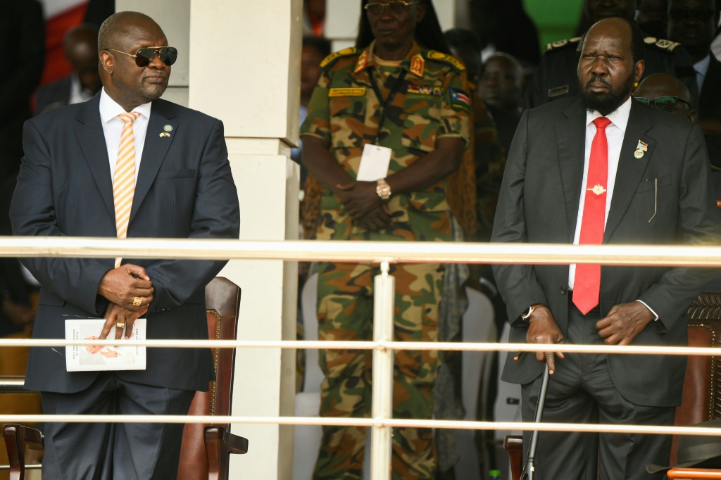 Le Vice-président sud-soudanais Riek Machar (G) et le Président Salva Kiir (D) assistent à la messe célébrée par le Pape François au mausolée John Garang à Juba, le 5 février 2023.