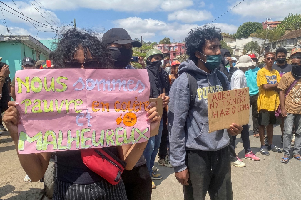 Manifestation contre les coupures répétées d'eau et d'électricité à Antananarivo, le 27 septembre 2025 à Madagascar.