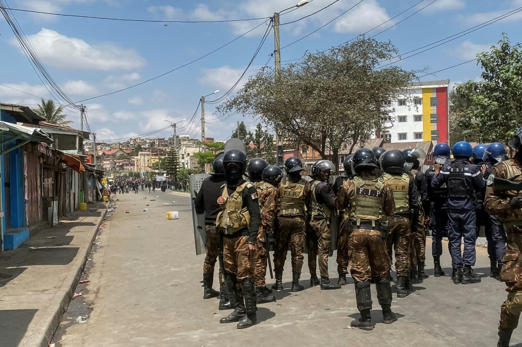 Des membres des Forces de sécurité en position lors d'une manifestation contre les pannes répétées d'eau et d'électricité à Antananarivo, le 27 septembre 2025 à Madagascar.