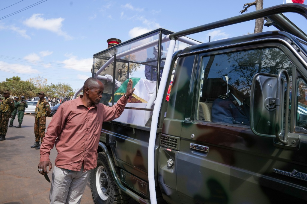 Un homme salue le corbillard transportant, le 2 septembre à Antananarivo, trois crânes de victimes d'exactions coloniales, remis par la France à Madagascar.