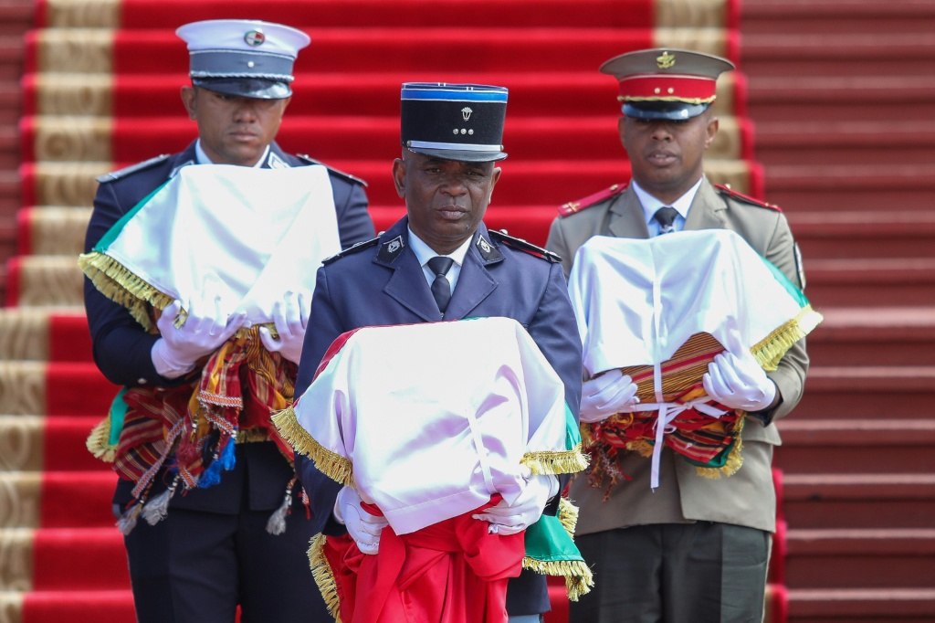 Les trois crânes de victimes d'exaction coloniales restitués par la France à Madagascar sont portés par des militaires malgaches lors d'une cérémonie officielle à Antananarivo le 2 septembre 2025.