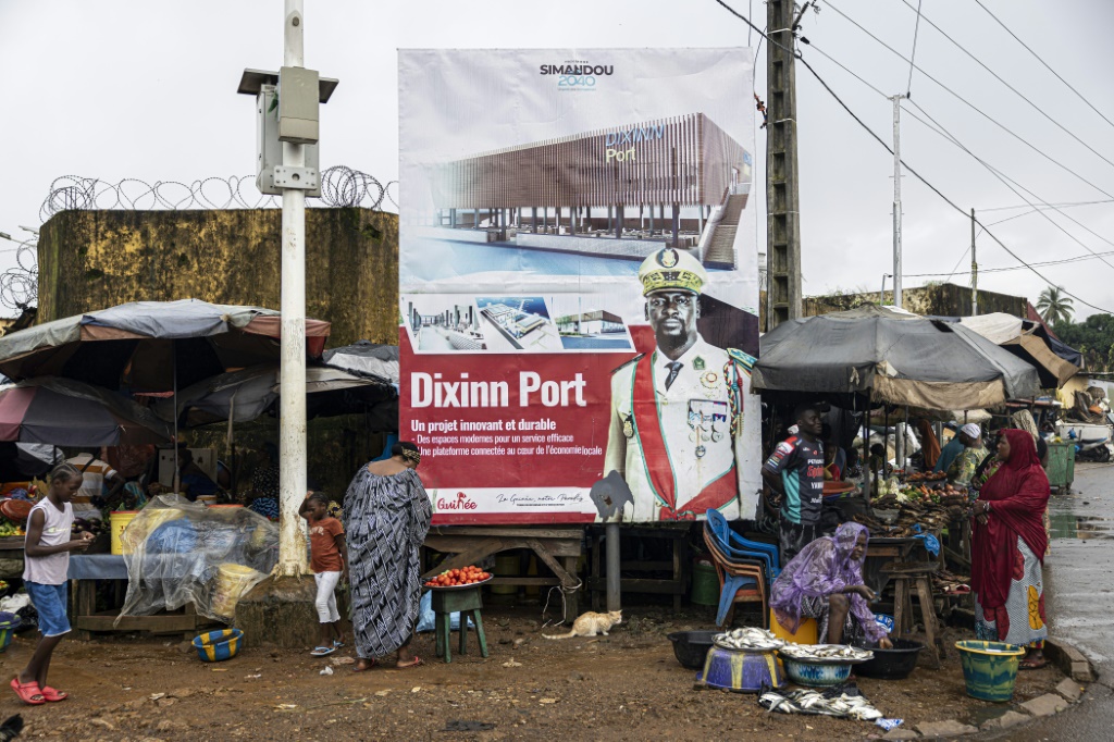 Un portrait du Président guinéen Mamadi Doumbouya sur un panneau d'affichage sur un marché à Conakry, le 7 septembre 2025, avant le référendum constitutionnel du 21 septembre 2025.