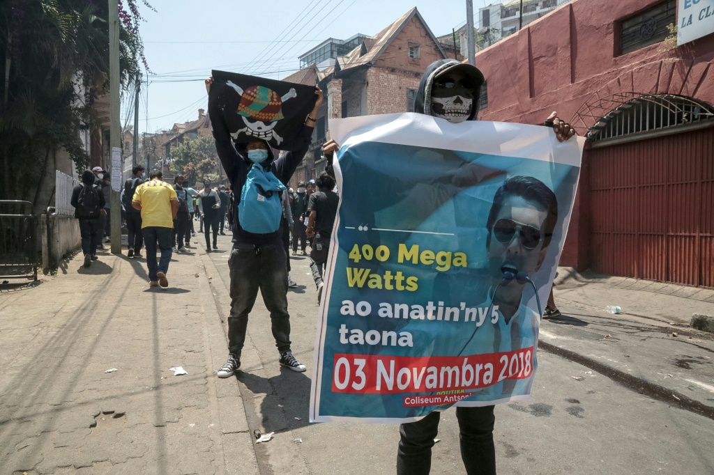 Des manifestants protestent contre les coupures d'eau et d'électricité à Madagascar, à Antananarivo le 25 septembre 2025.