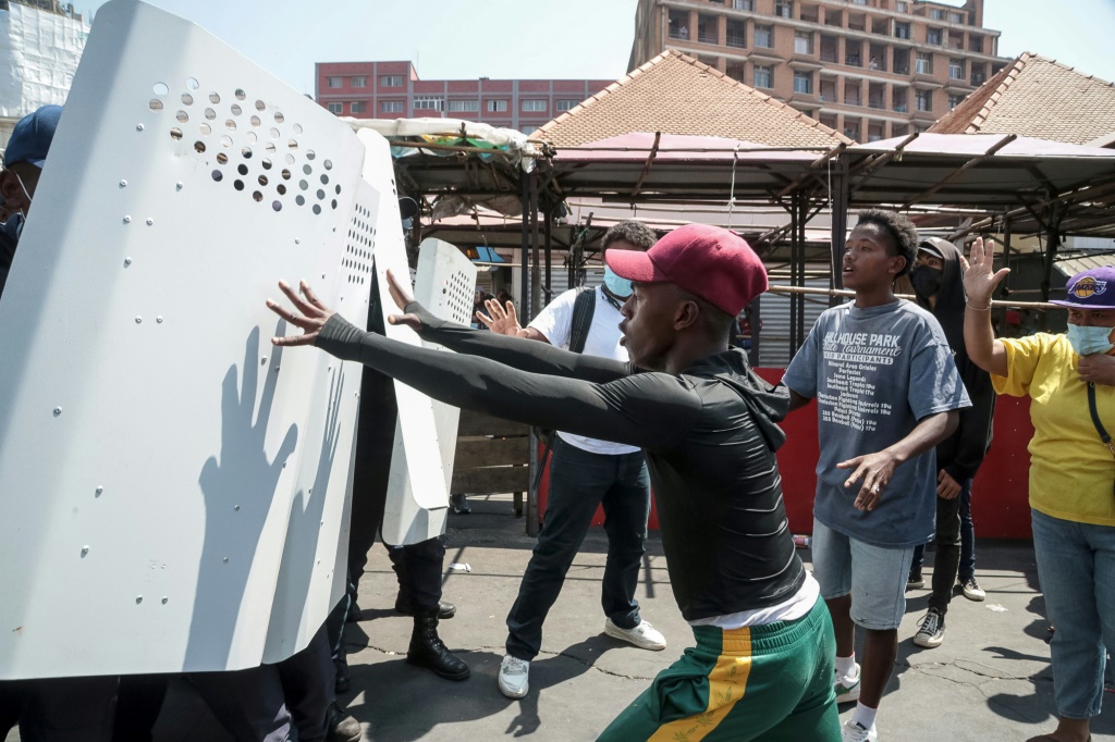 Des manifestants protestant contre les coupures d'eau et d'électricité devant les boucliers des Forces de l'ordre malgaches, à Antananarivo le 25 septembre 2025.
