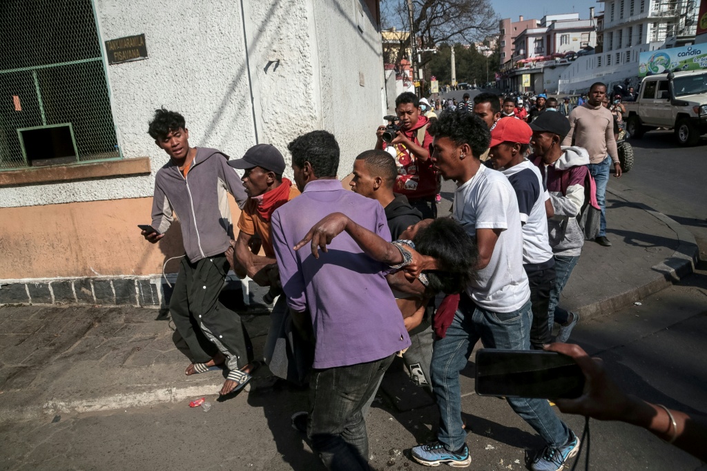 Des manifestants transportent quelqu'un à l'écart lors d'un mouvement de protestation contre les coupures d'eau et d'électricité à Antananarivo, le 25 septembre 2025.