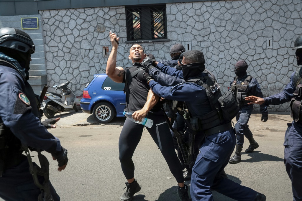 Un manifestant protestant contre les coupures d'eau et d'électricité à Madagascar est interpellé par la Police à Antananarivo le 25 septembre 2025.