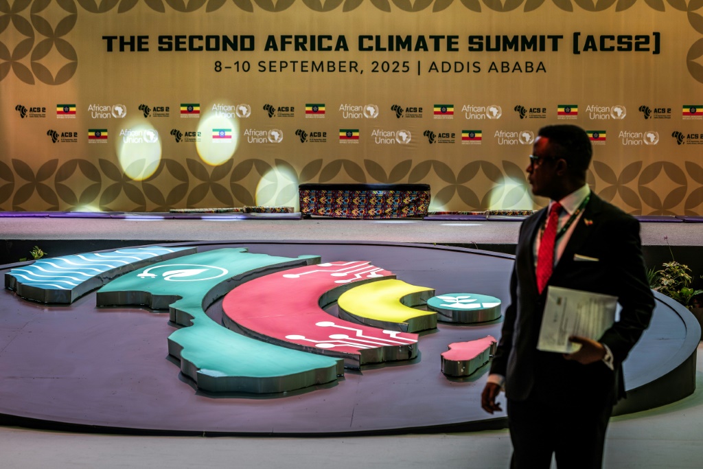 Un délégué arrive pour le deuxième Sommet africain sur le climat (ACS2) lors de l'ouverture du Sommet des dirigeants de haut niveau à Addis Abeba, le 8 septembre 2025 en Ethiopie.