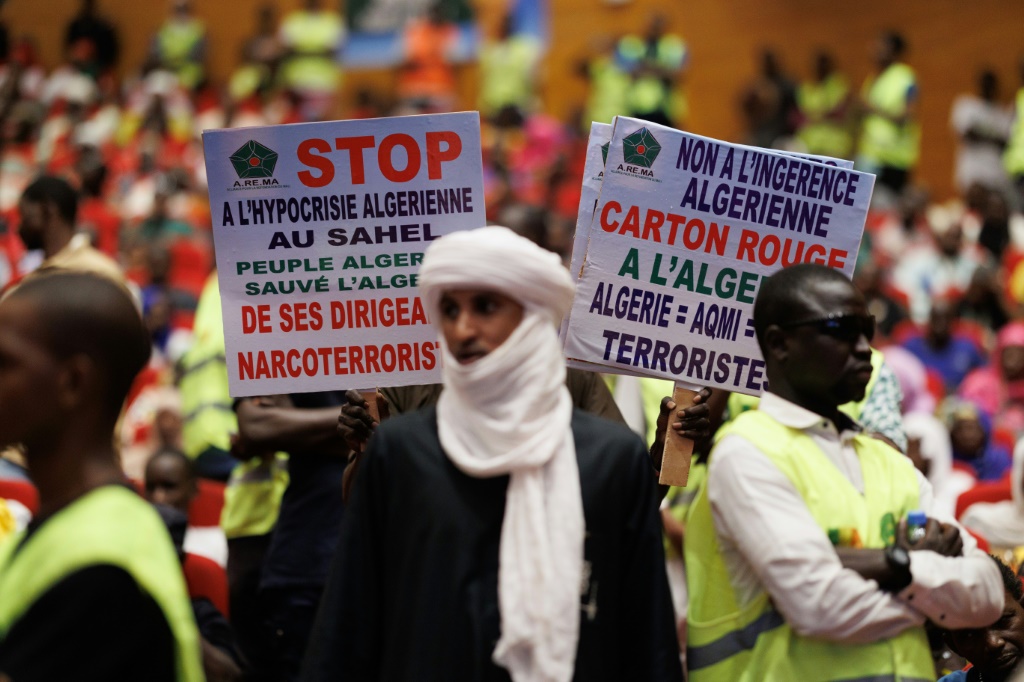 Rassemblement à Bamako, le 12 avril 2025, contre une "agression de l'Algérie", après qu'un drone de l'Armée malienne a été abattu.