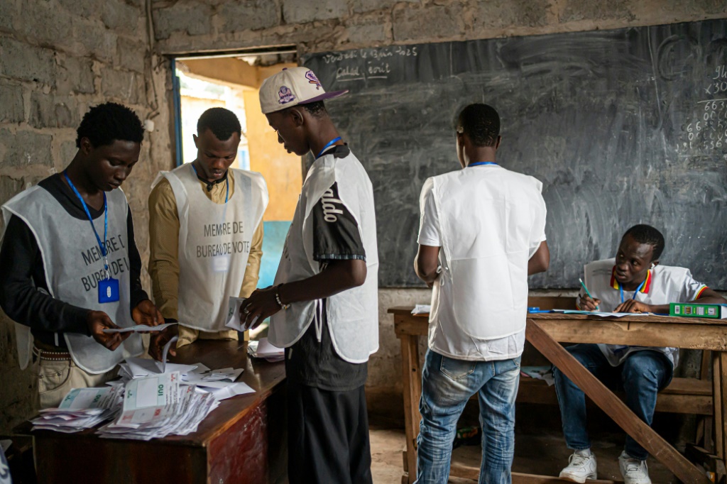 Des membres de la Direction générale des élections (DGE) comptent les bulletins de vote à l'issue du scrutin du référendum constitutionnel, le 21 septembre 2025 à Conakry, en Guinée.