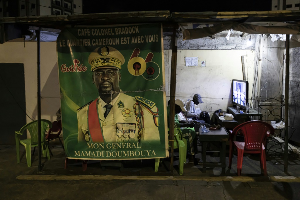 Un portrait du général Mamadi Doumbouya dans une rue de Conakry avant l'annonce des résultats provisoires du référendum constitutionnel, le 21 septembre 2025 en Guinée.