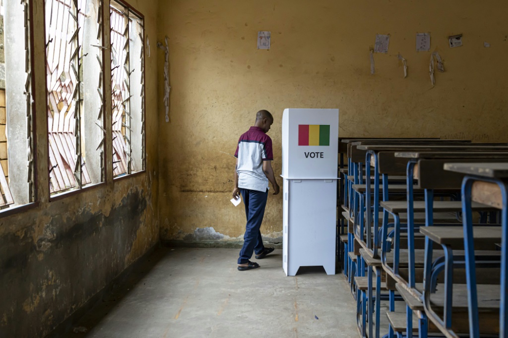 Un électeur vote lors du référendum constitutionnel, le 21 septembre 2025 à Conakry, en Guinée.