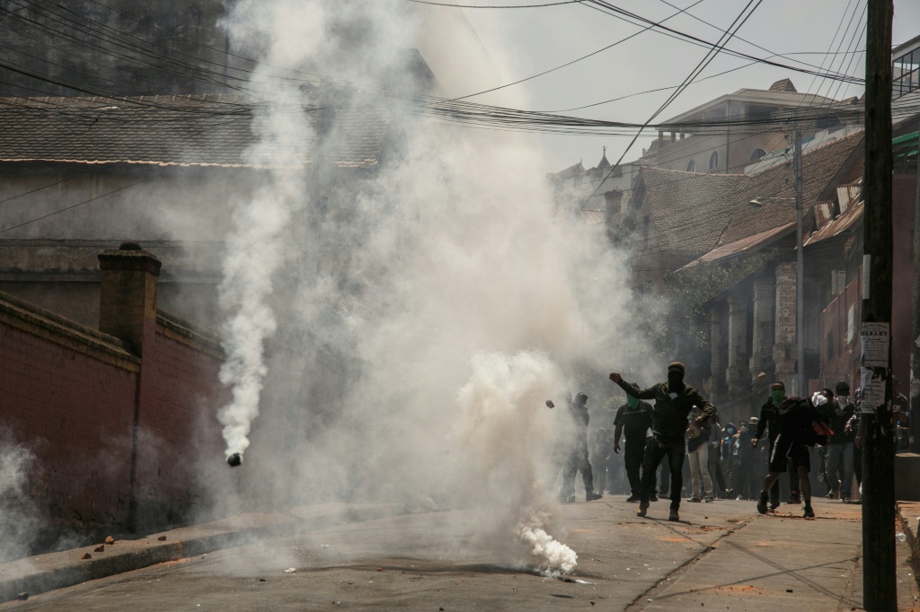 Des manifestants s'enfuient pour échapper aux gaz lacrymogènes tirés par la Police, lors d'un rassemblement contre les coupures d'eau et d'électricité à Antananarivo, le 25 septembre 2025.