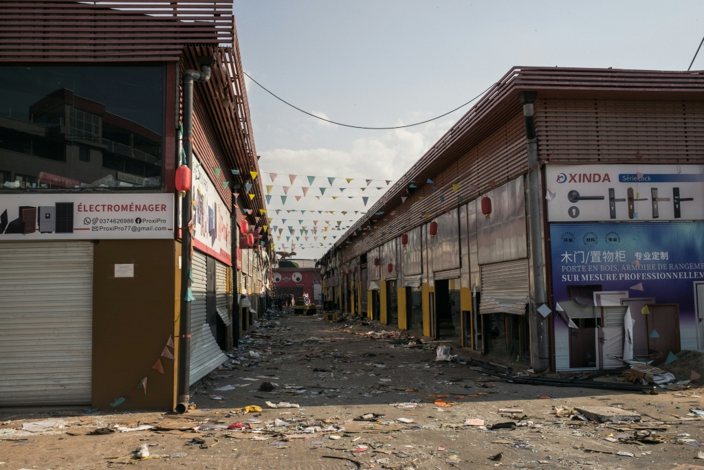 Vue d'ensemble d'un Centre commercial pillé après une manifestation contre les coupures répétées d'eau et de courant à Antananarivo, à Madagascar, le 26 septembre 2025.